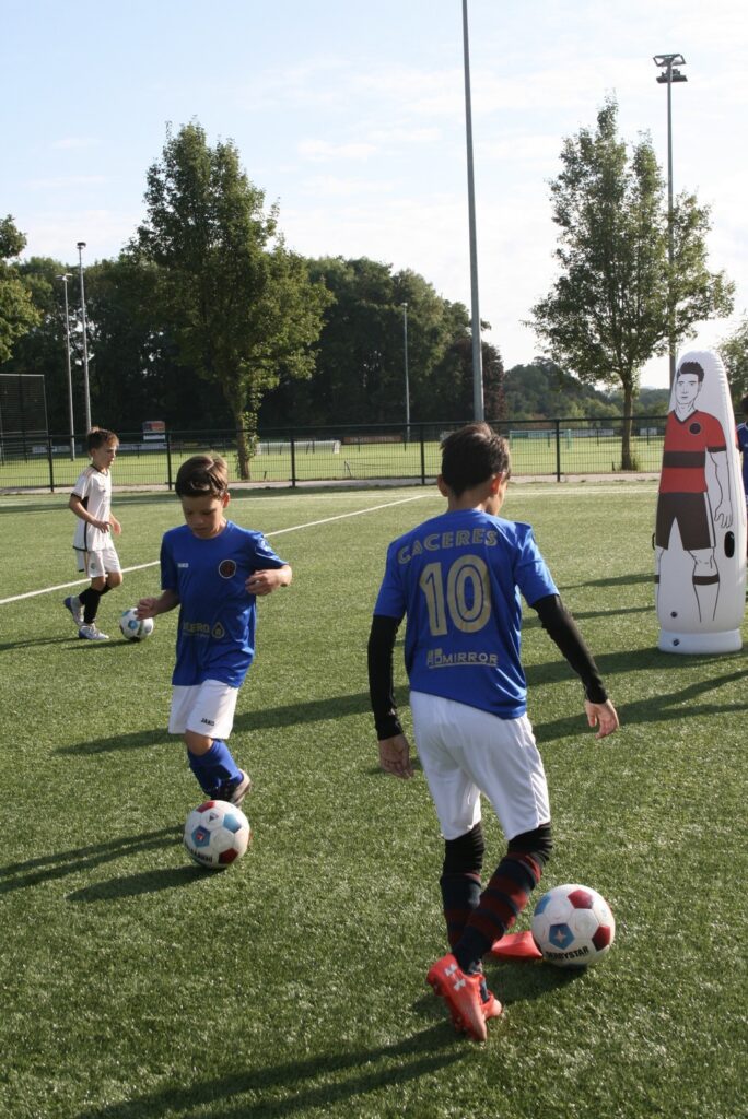 Jongeren die voetballen